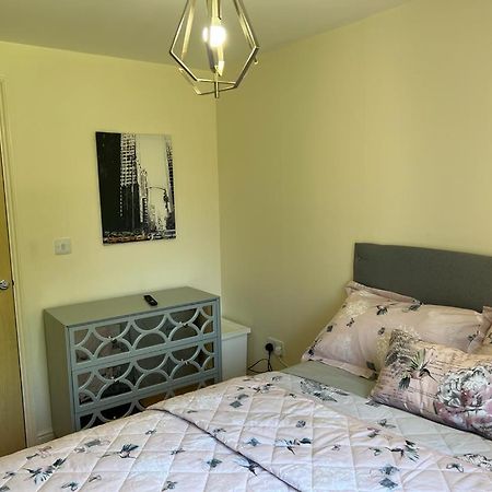 Modern Beautiful Gated Two Bed Apartment Stifford Exterior foto