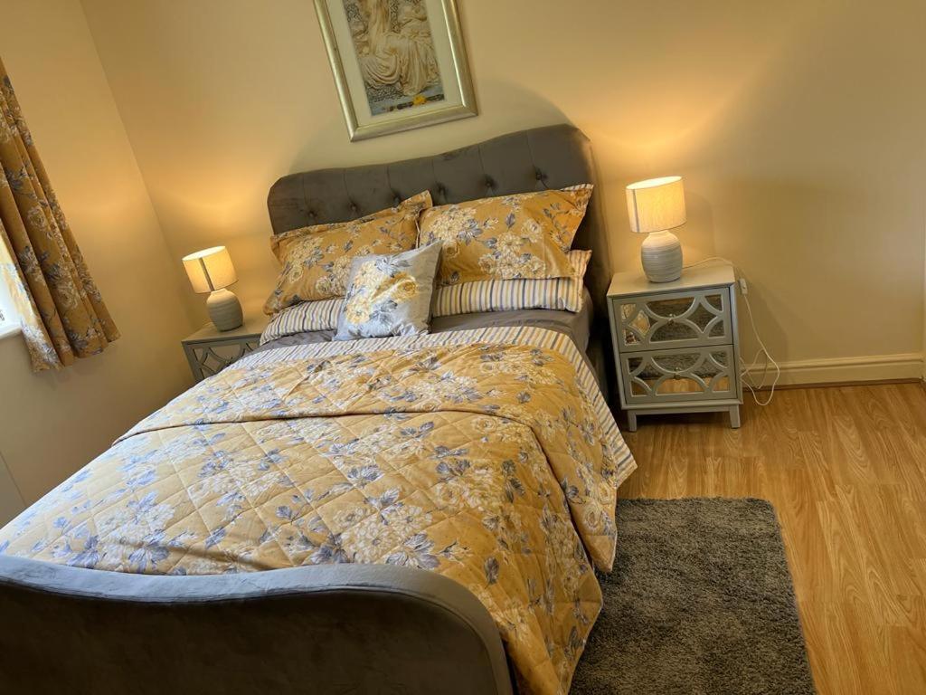Modern Beautiful Gated Two Bed Apartment Stifford Exterior foto