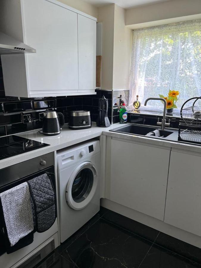 Modern Beautiful Gated Two Bed Apartment Stifford Exterior foto