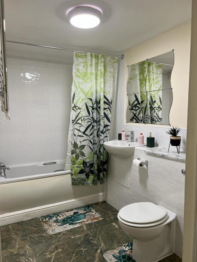 Modern Beautiful Gated Two Bed Apartment Stifford Exterior foto