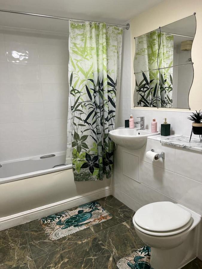 Modern Beautiful Gated Two Bed Apartment Stifford Exterior foto