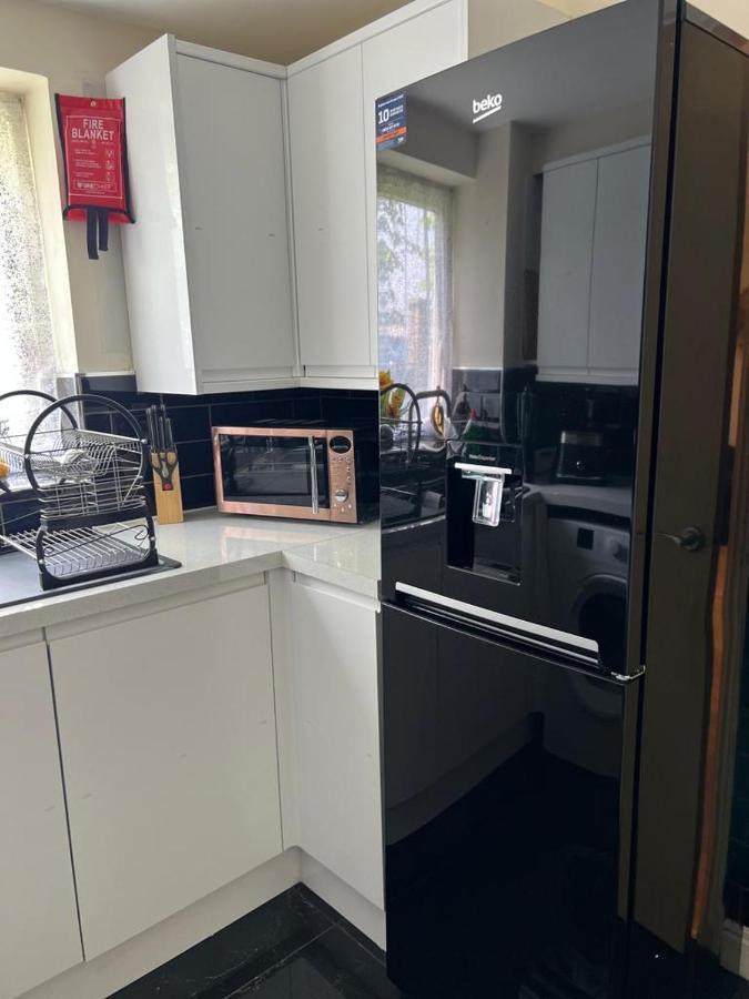 Modern Beautiful Gated Two Bed Apartment Stifford Exterior foto