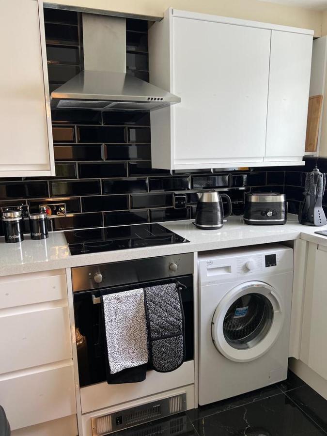 Modern Beautiful Gated Two Bed Apartment Stifford Exterior foto