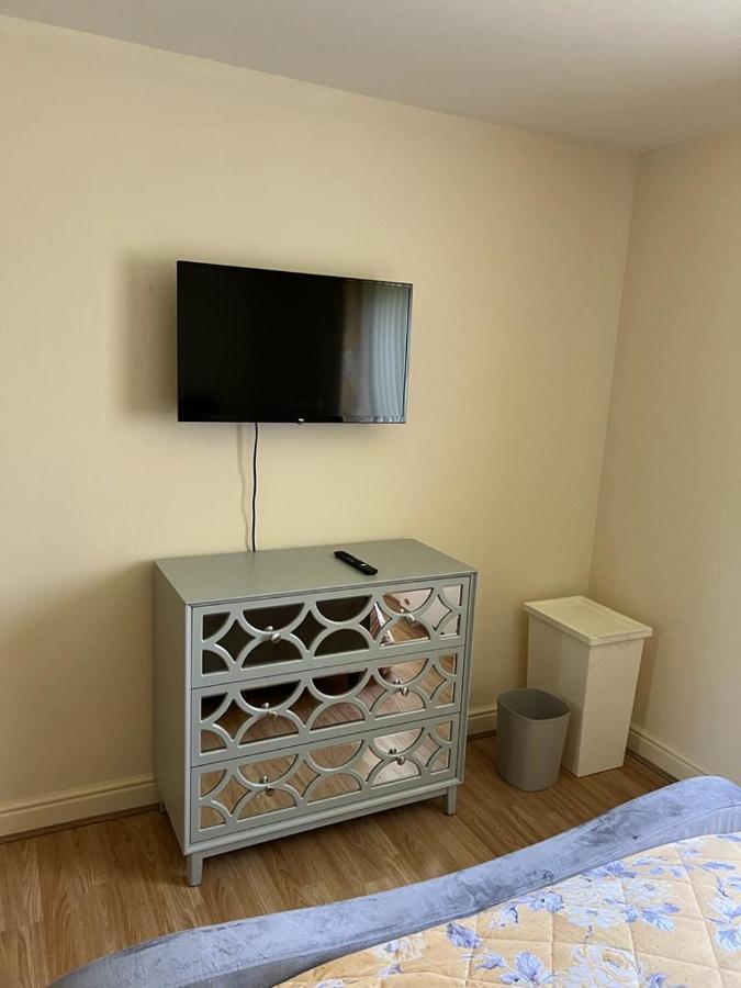 Modern Beautiful Gated Two Bed Apartment Stifford Exterior foto