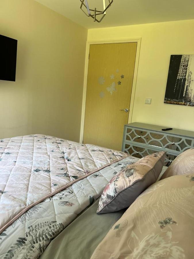 Modern Beautiful Gated Two Bed Apartment Stifford Exterior foto