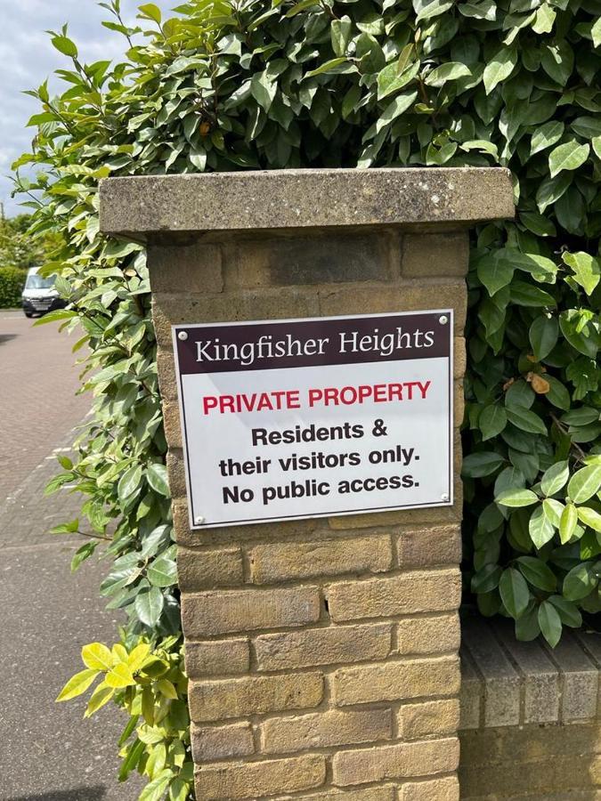 Modern Beautiful Gated Two Bed Apartment Stifford Exterior foto